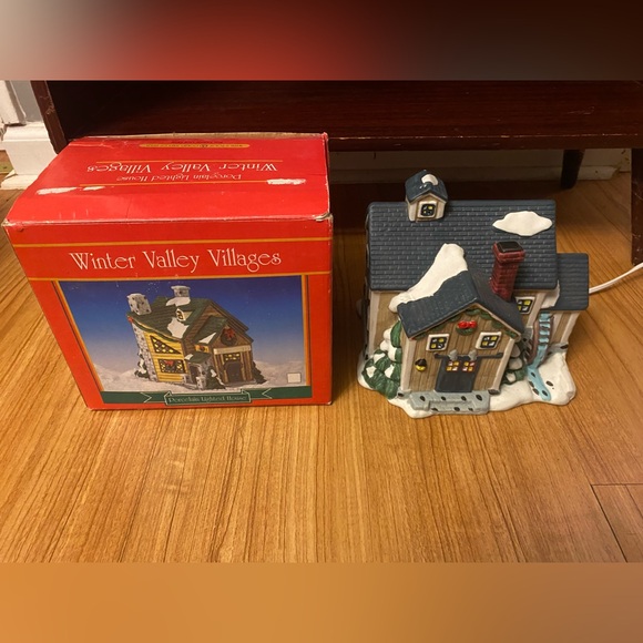 Winter Valley Village Lighted House - Picture 1 of 8